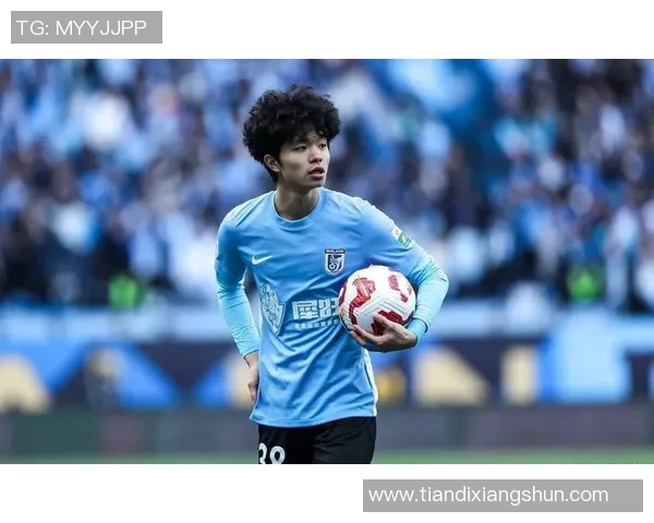 足球明星身穿蓝色衣服的时尚瞬间与赛场风采全记录